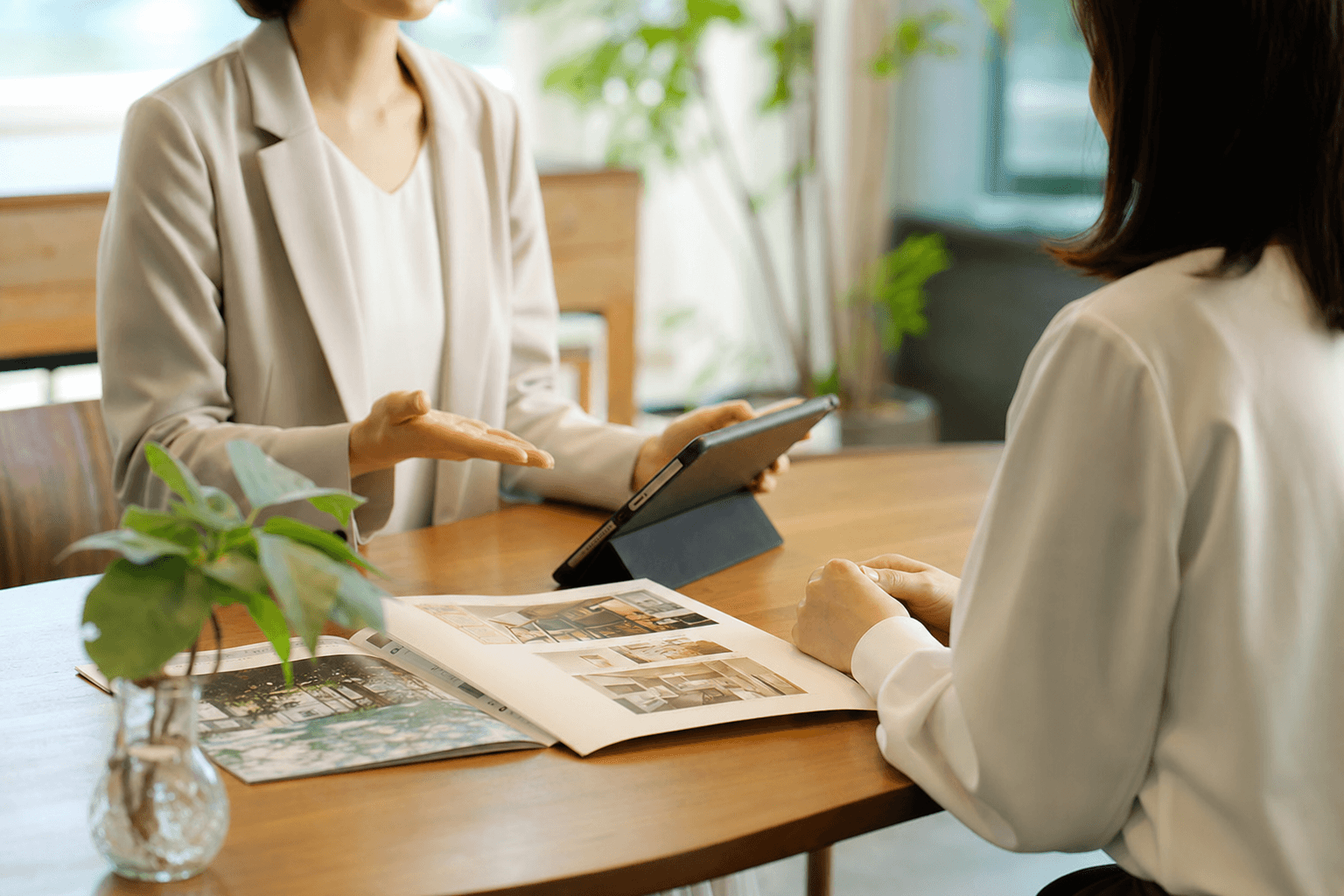 資料を前に相談・提案を行う打ち合わせの様子